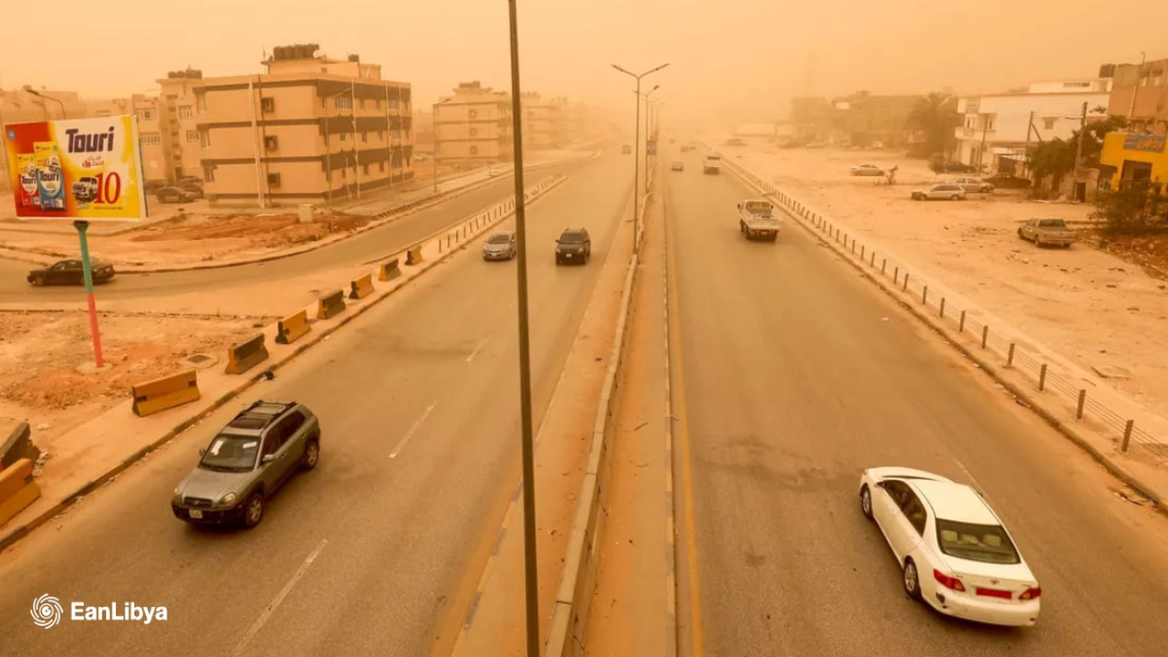 خسائر واسعة.. عاصفة رملية غير معتادة تقتلع الأشجار وأعمدة الإنارة بالمحافظات